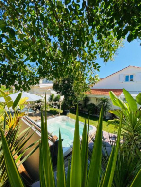 Évasion Tropicale - Villa d'Artiste avec Jacuzzi Privé dans un jardin Exotique